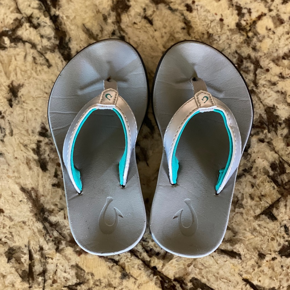 olukai girls beach sandal/flip flops